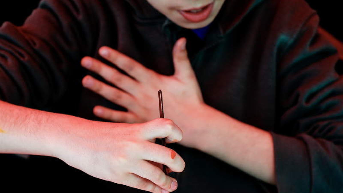 Un niño con autismo realiza un dibujo durante una jornada escolar. ROBERT GHEMENT