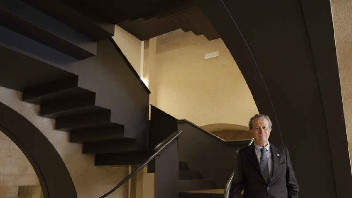 Juan Carlos Rodríguez Frade junto a la espectacular escalera que diseñó para el museo. FERNANDO OTERO