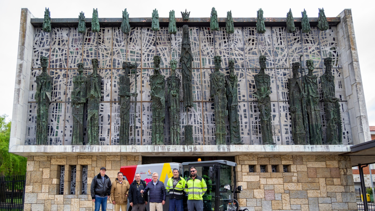 El alcalde entregó las llaves al servicio de Limpieza