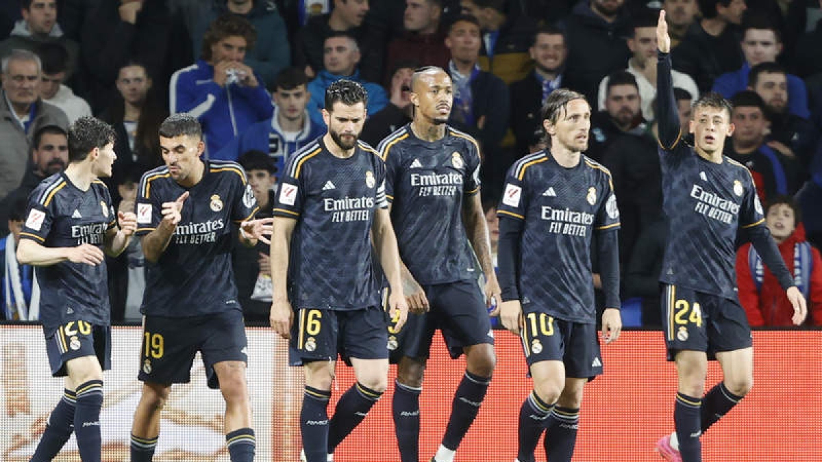Güler celebra junto a sus compañeros el gol que le reportaba el triunfo al Real Madrid.  JUAN HERRERO