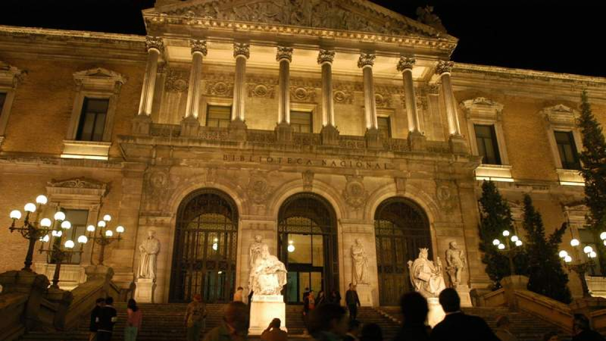 Imagen nocturna de la Biblioteca Nacional de España.