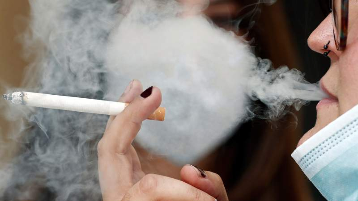 Según los expertos, fumar reduce a la mitad la utilidad de algunos antipsicóticos.  JESÚS DIGES