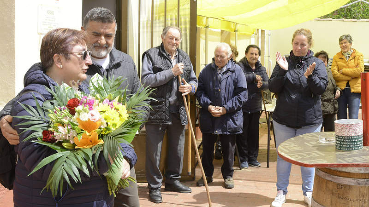 Un momento del homenaje de los vecinos a la doctora de Joarilla de las Matas. ACACIO