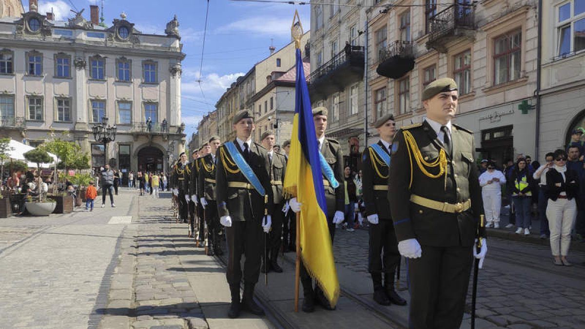 Leópolis celebra su 768 aniversario y rinde homenaje a sus soldados. ROSTYSLAV AVERCHUK
