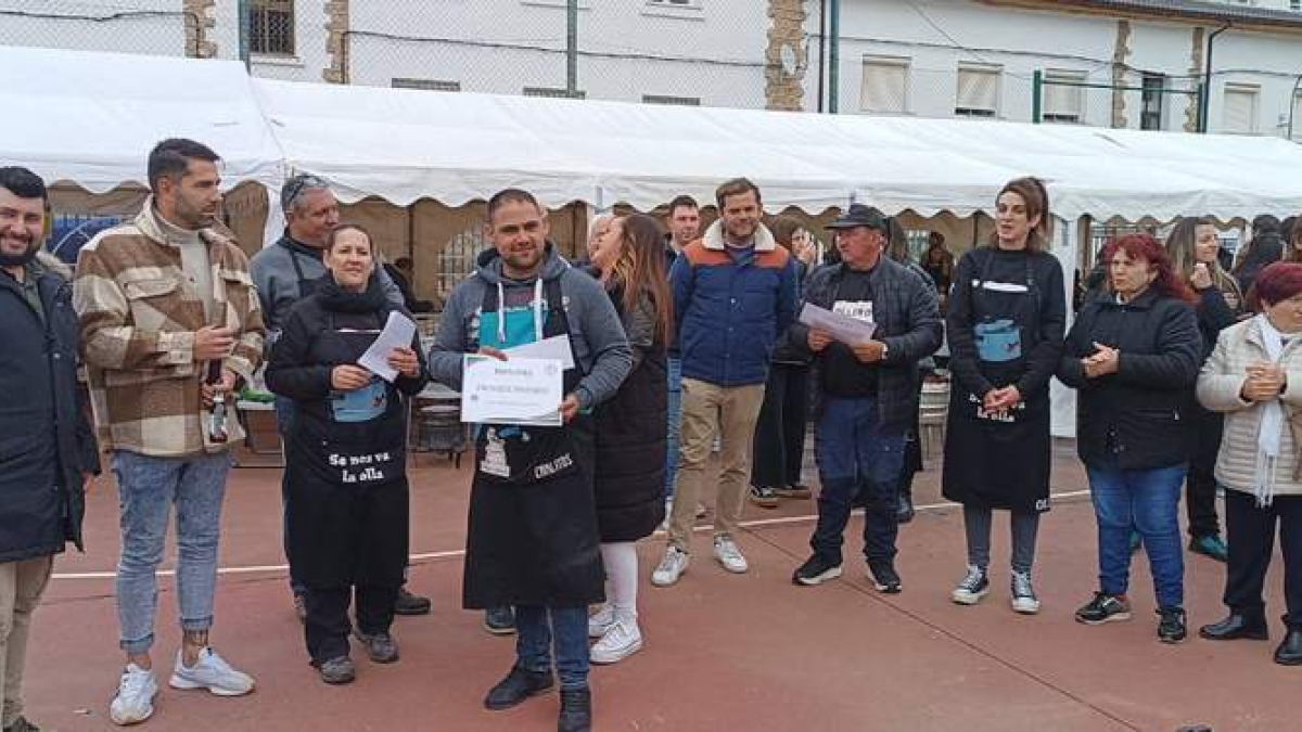 Entrega del primer premio que recayó en Carlos Fraile, de Guardo. CASTRO