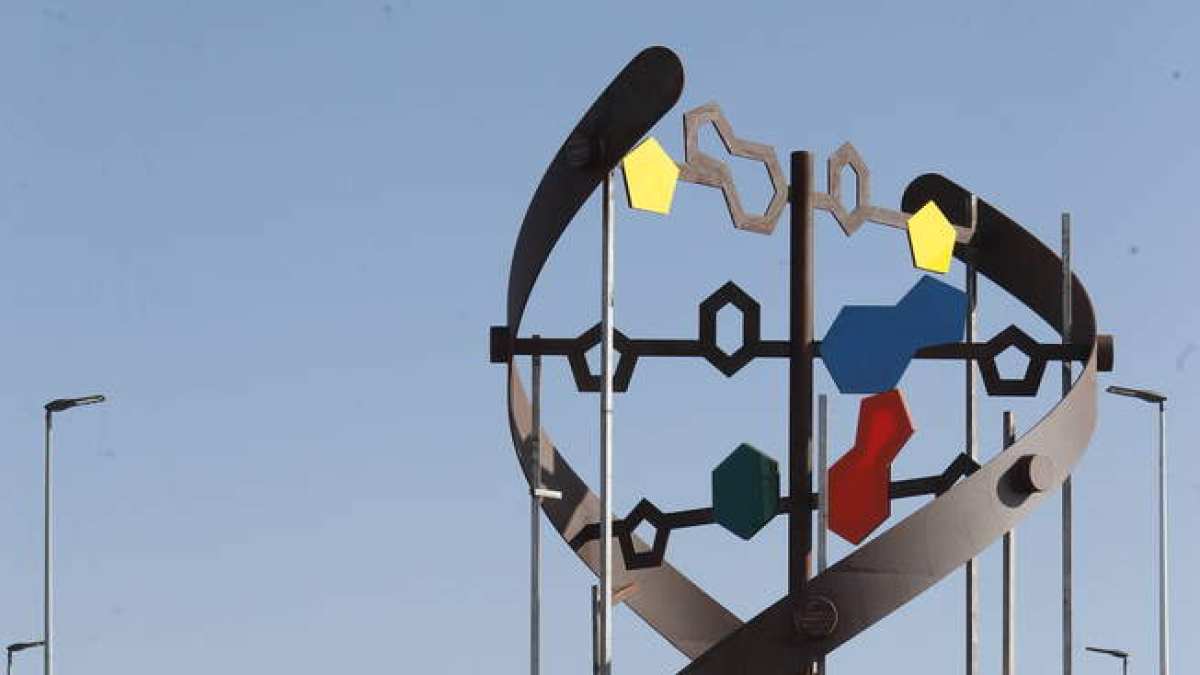 Escultura dedicada al ADN en Oteruelo. RAMIRO