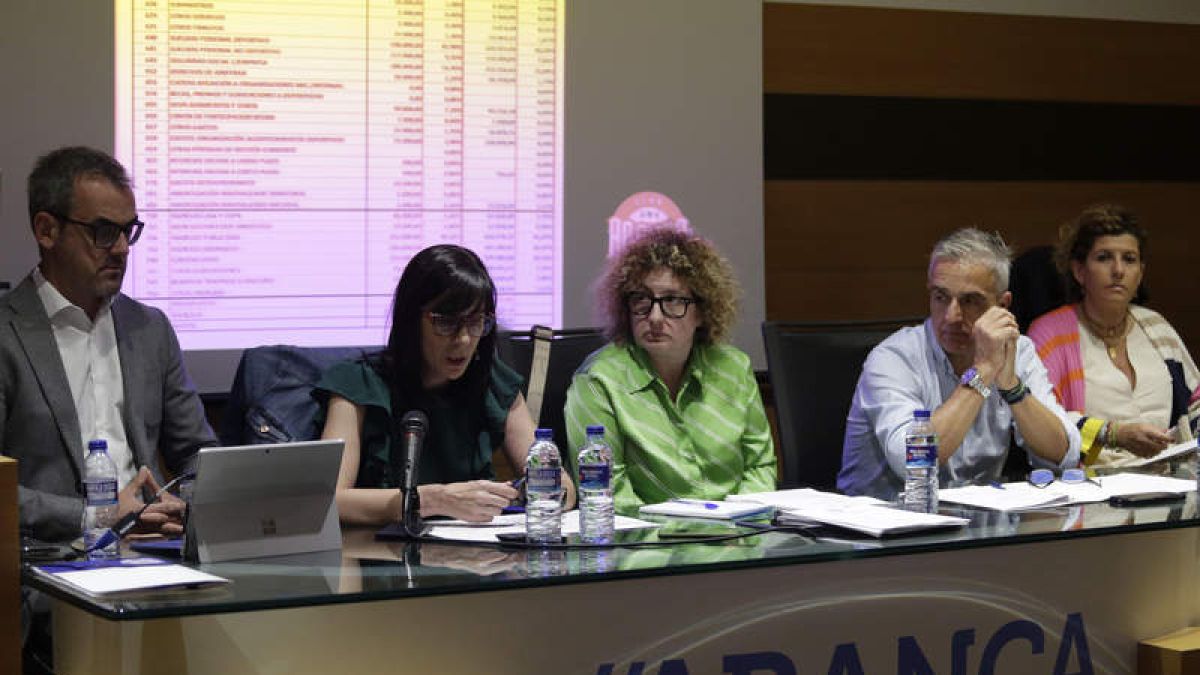 El Ademar celebrará una asamblea extraordinaria este jueves en la sede de Abanca. FERNANDO OTERO