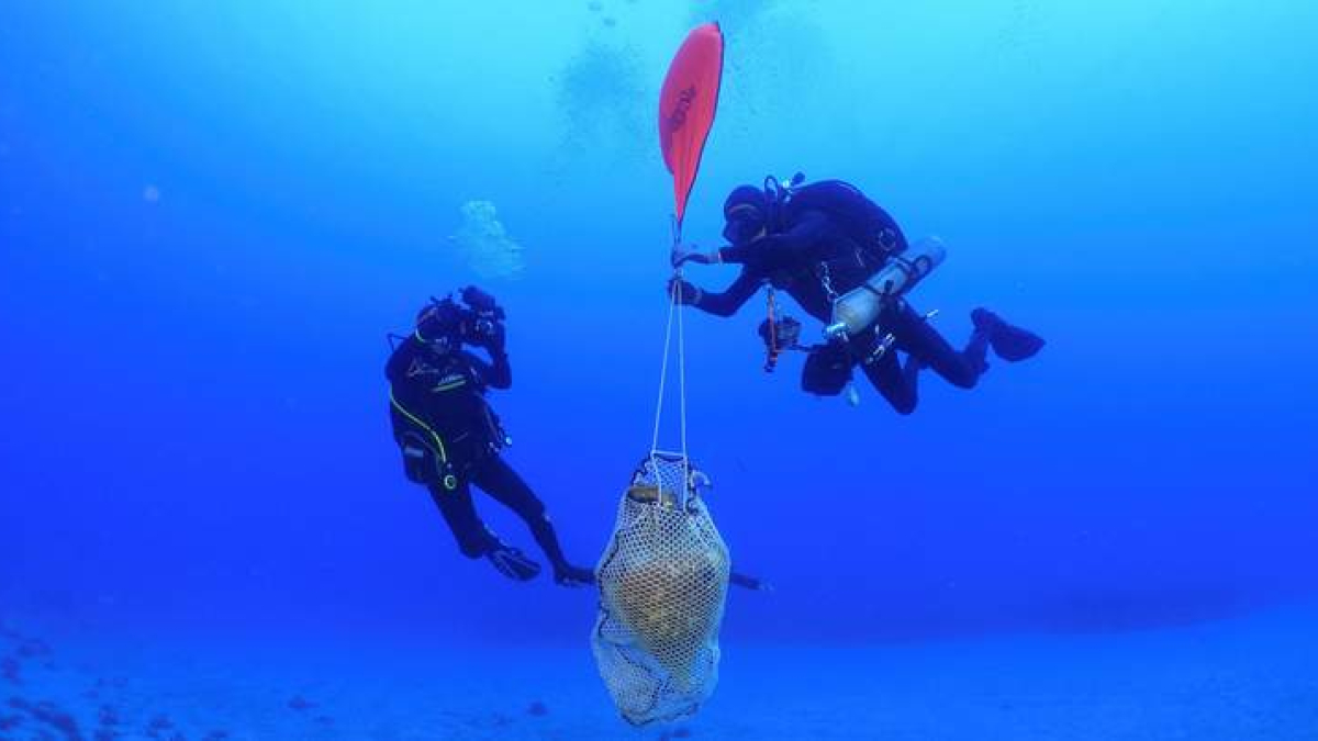 Arqueólogos han hallado vasijas de Hispania entre los restos de un naufragio del siglo II o III, cerca de la isla de Kasos. EFE