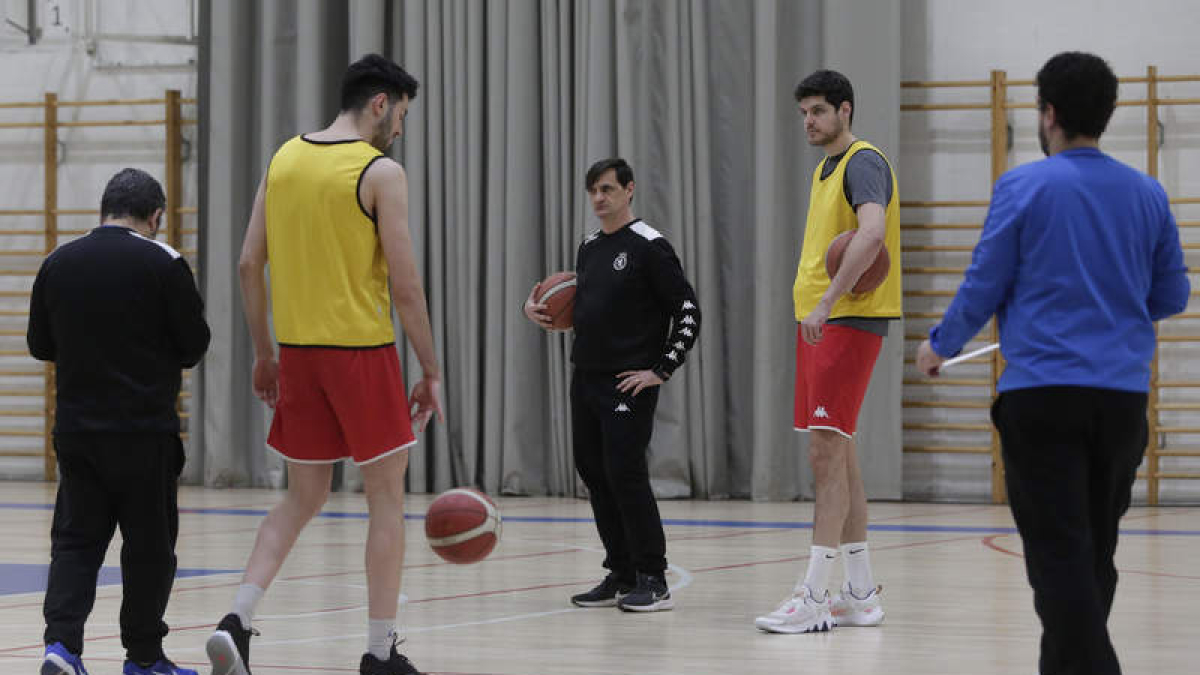 La Cultural Baloncesto en un entrenamiento de la presente temporada. FERNANDO OTERO