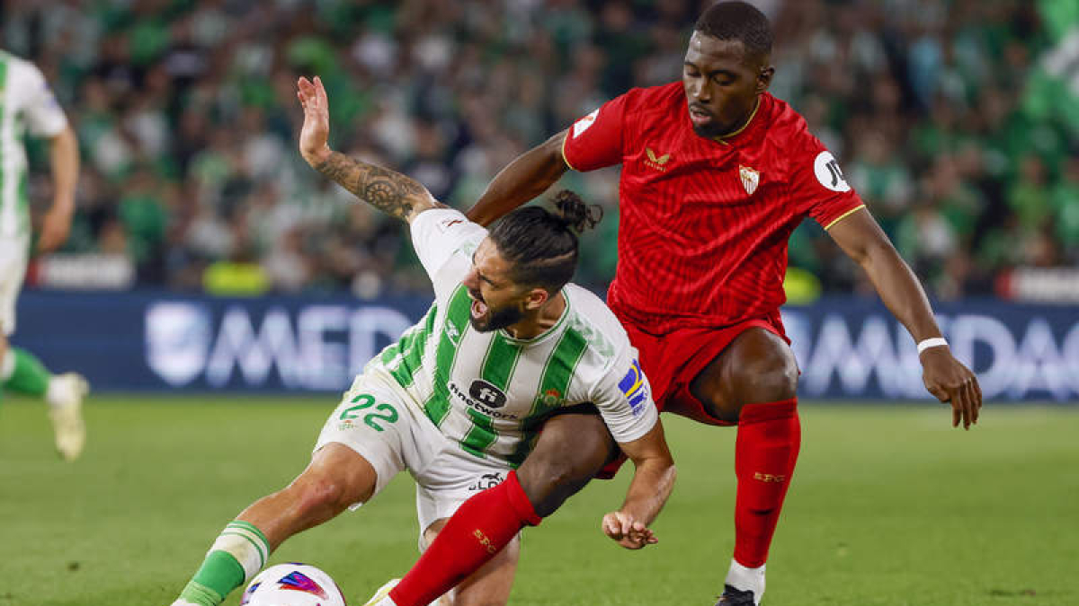 Isco, uno de los mejores, adelantó al Betis desde la línea de penalti, pero el Sevilla empató después tras un saque de esquina.  JULIO MUÑOZ
