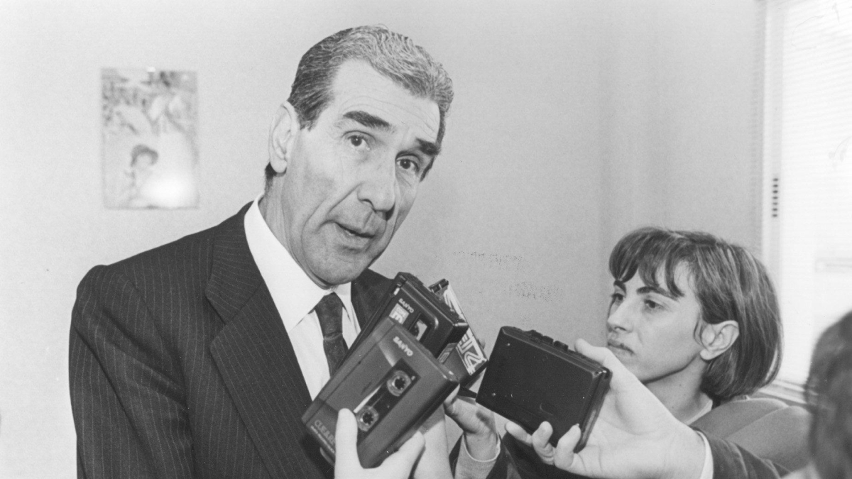 Fernando Suárez respondiendo a medios de comunicación.