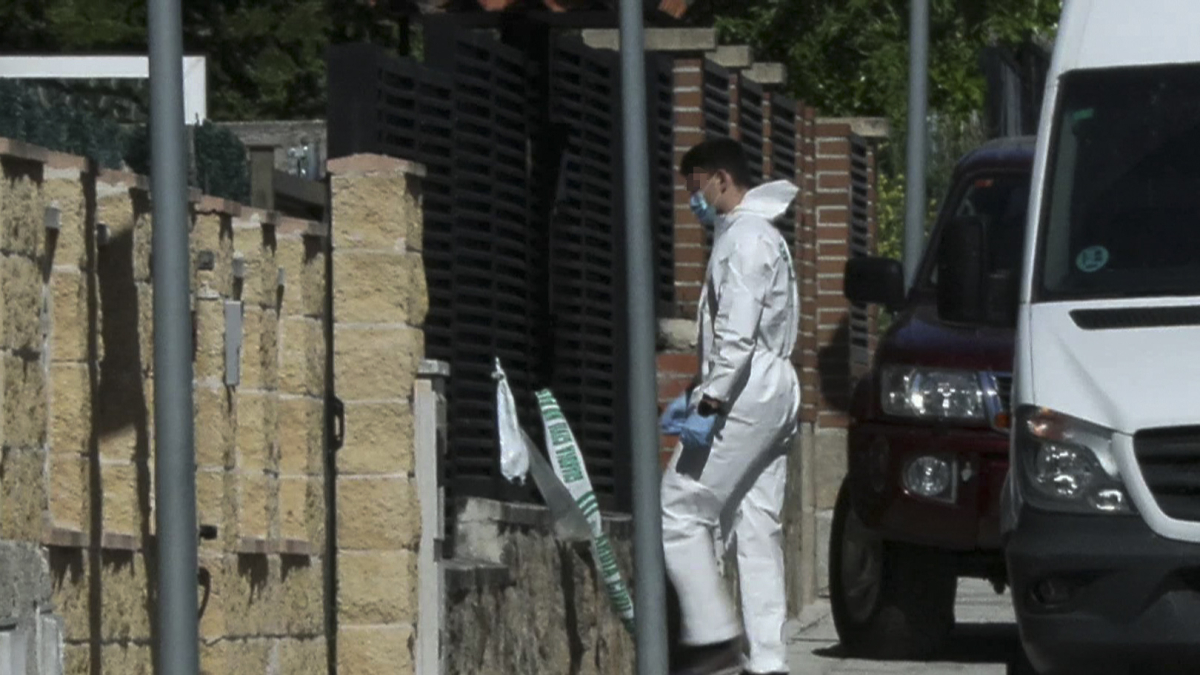 Captura de video que muestra a Guardias Civiles durante los registros llevados a cabo por el triple crimen de Chiloeches (Guadalajara).