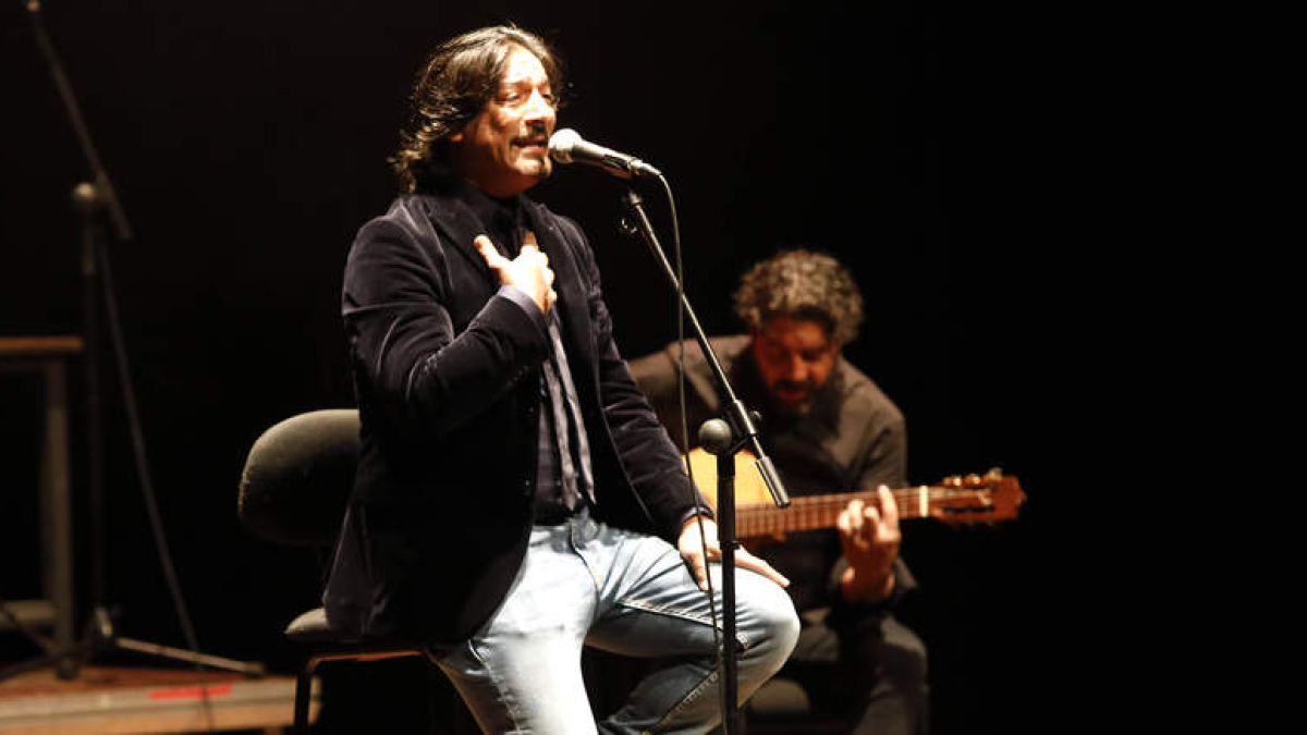Imagen de archivo de la actuación de José El Francés en 2019 en el Auditorio Ciudad de León. MARCIANO PÉREZ