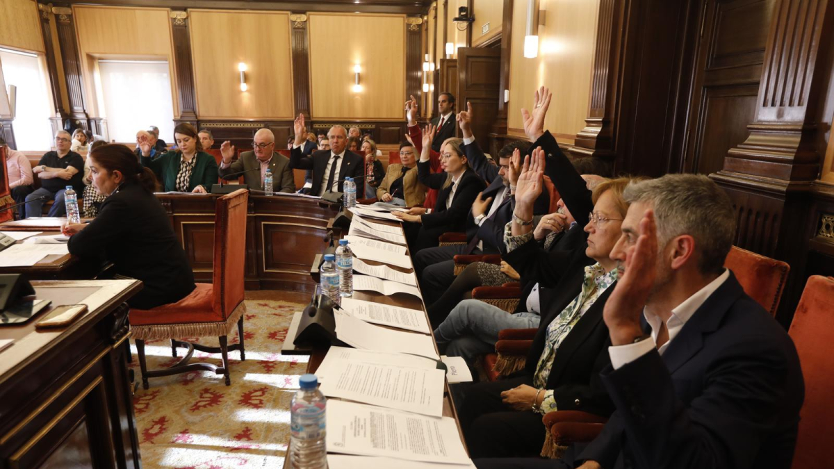 Votación durante el transucro del pleno municipal.