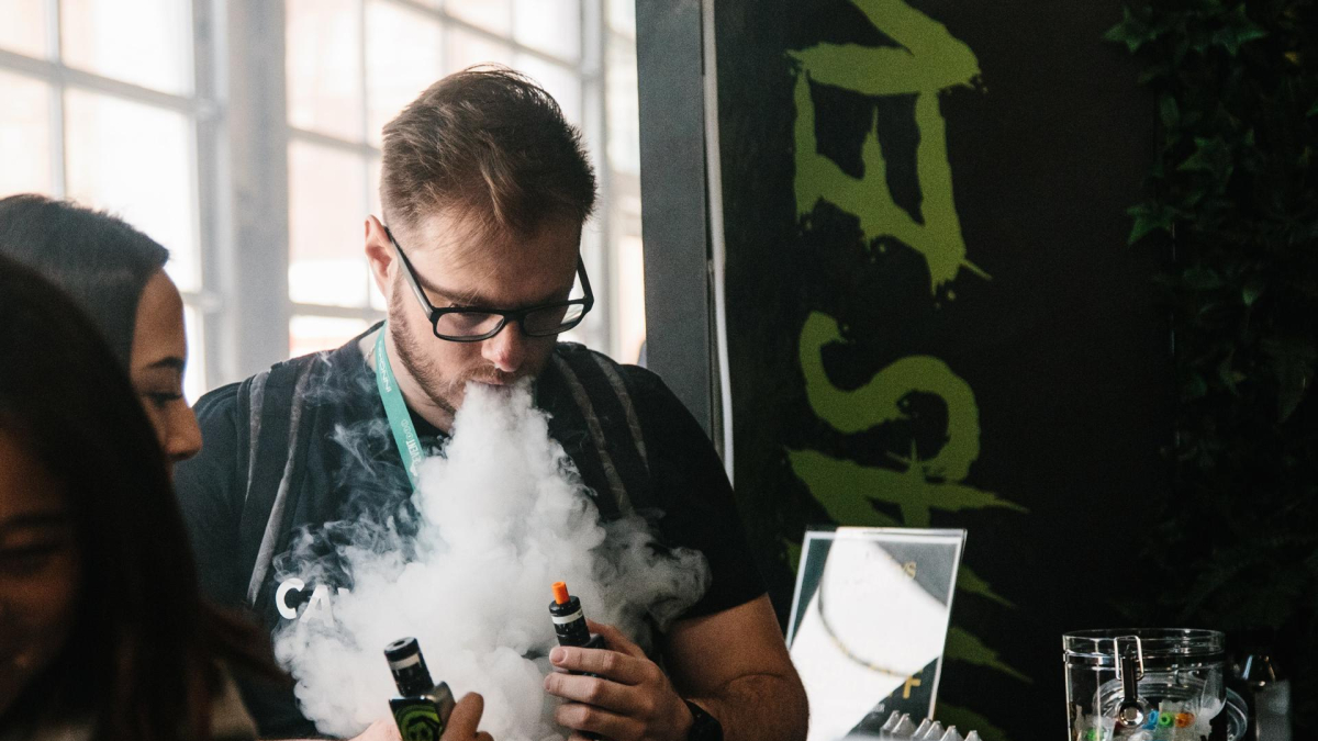 Un hombre expulsa vapor por la boca durante la tercera edición de 