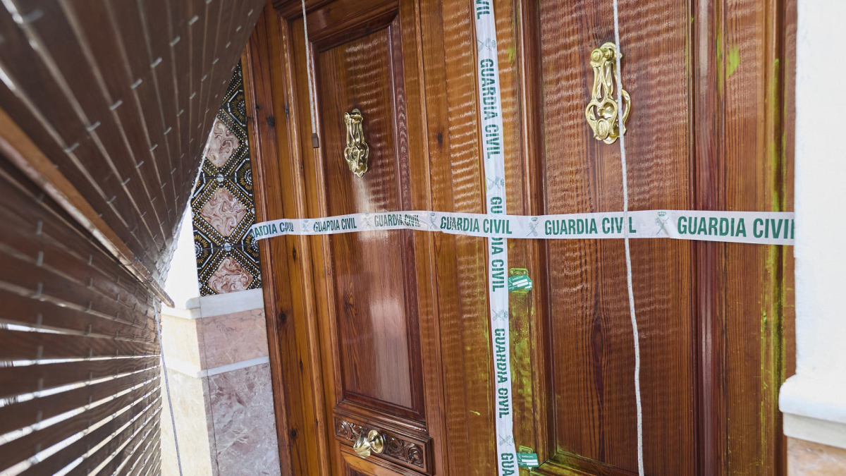 Detalle de la puerta del domicilio de una vecina de 65 años del municipio valenciano de Rafelcofer, profesora jubilada. EFE/Natxo Francés