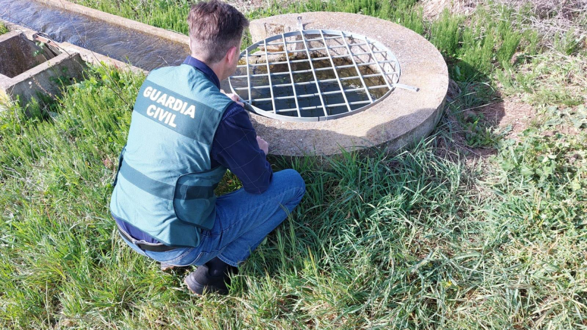 Un agente de la Guardia Civil investigando en la zona.