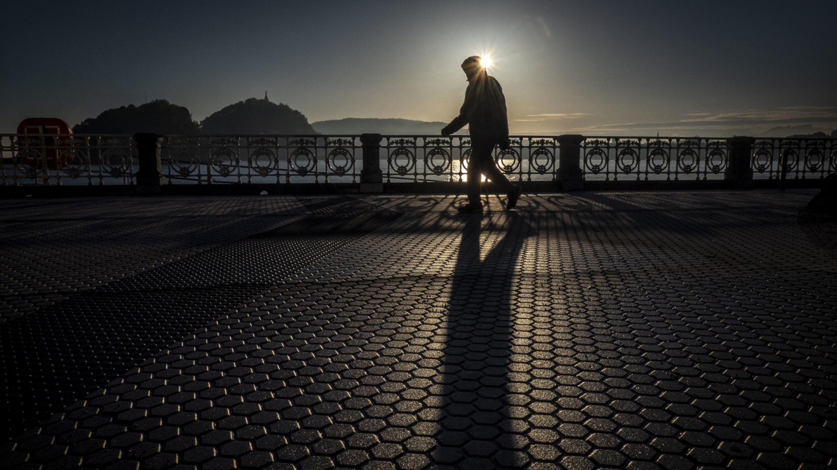 Un hombre pasea a primera hora de este martes por San Sebastián. EFE/Javier Etxezarreta