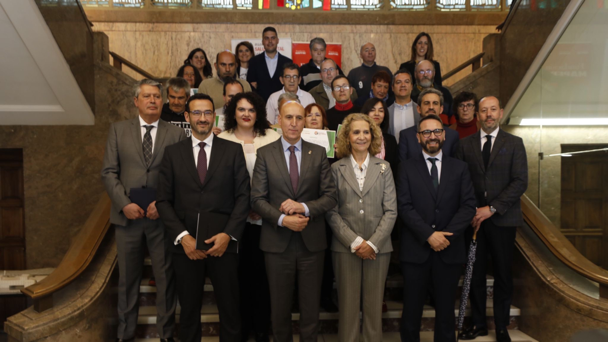 Fotos de familia de los participantes en la entrega de premios.