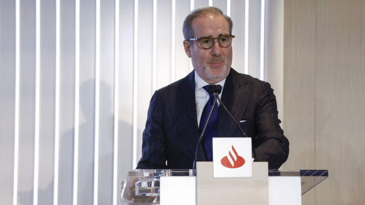 El consejero delegado de Banco Santander, Héctor Grisis, durante la presentación de resultados. ZIPI ARAGON