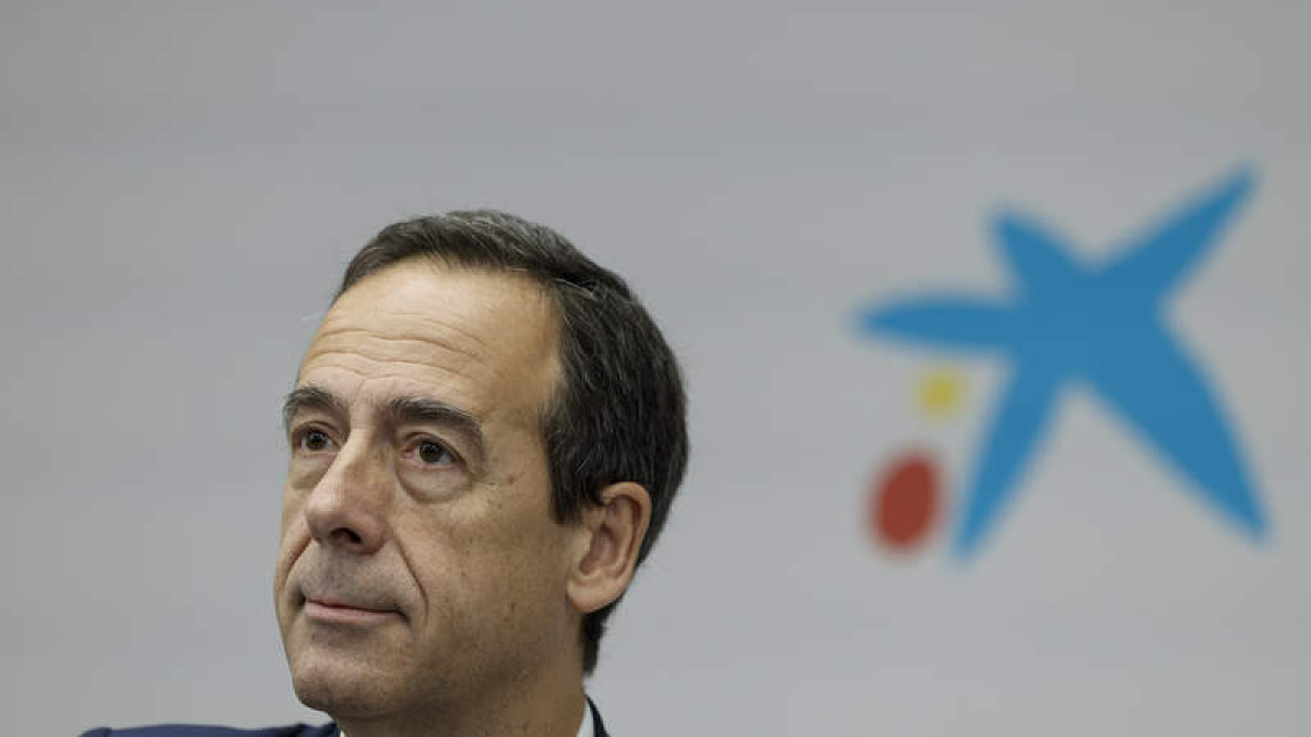El consejero delegado de CaixaBank, Gonzalo Cortázar, durante la presentación de resultados.  BIEL ALIÑO