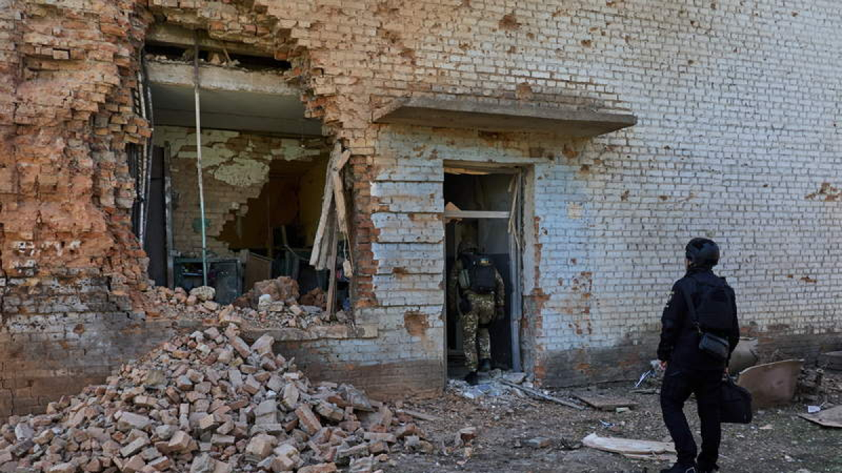 Un experto examina una casa afectada por bombas rusas en Kharkiv.  SERGEY KOZLOV