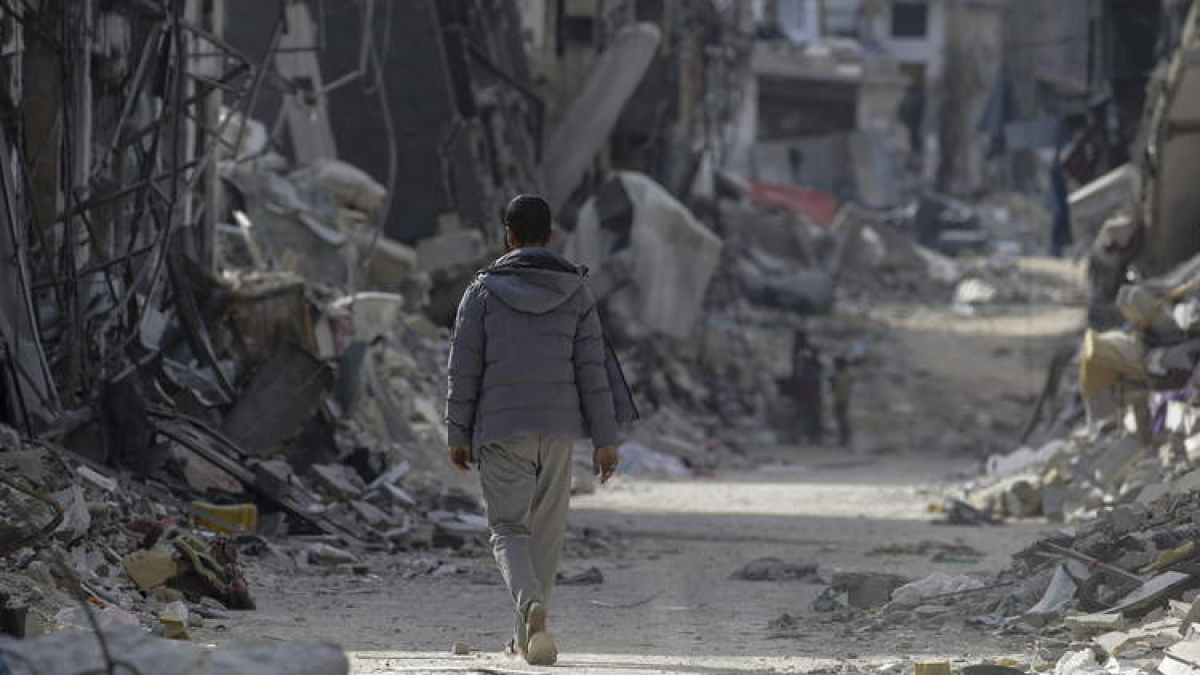 Un palestino pasea por las calles destruidas en Khan Younis. MOHAMMED SABER