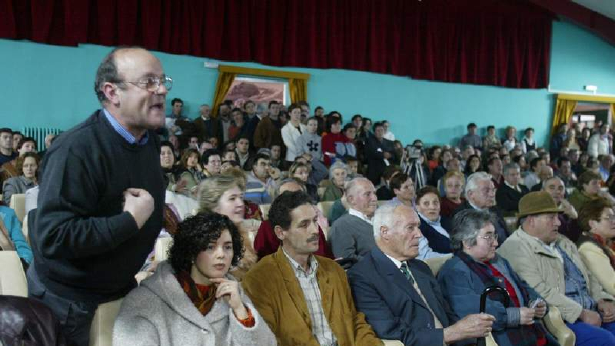 Una de las asambleas de afectados de la colza en 2002 tras recibir el 70% de indemnizaciones. RAMIRO