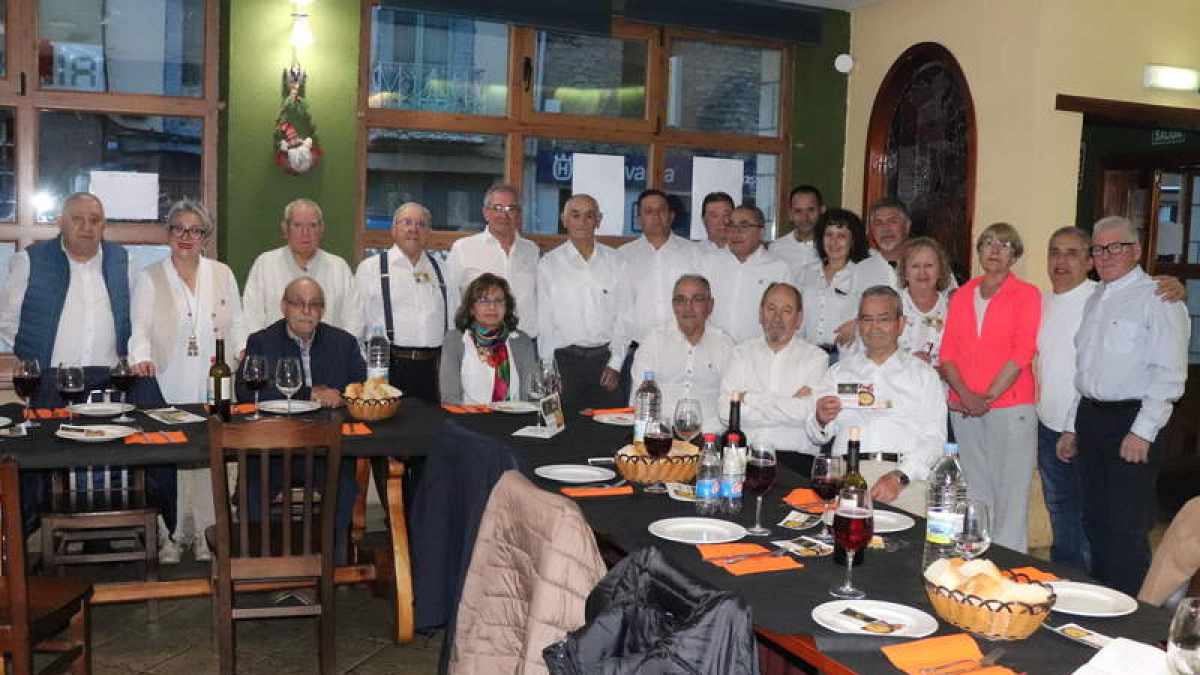 Miembros de la asociación Amigos de la tortilla de Cistierna en el último encuentro.  CAMPOS