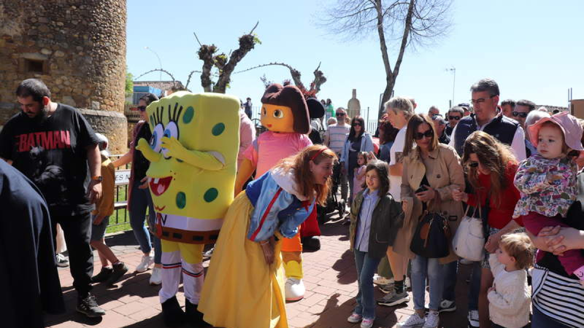 El bosque de los enanitos de Almanza abrió el camino a la feria de los cuentos. CAMPOS