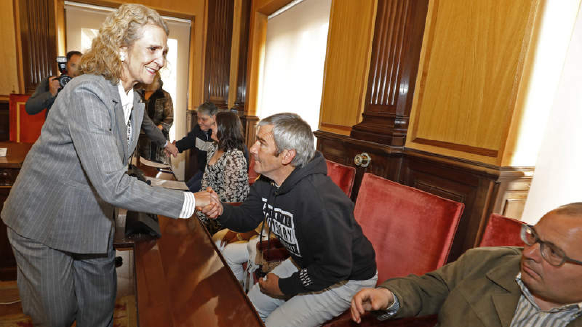 La infanta saluda a uno de los alumnos galardonados.  RAMIRO