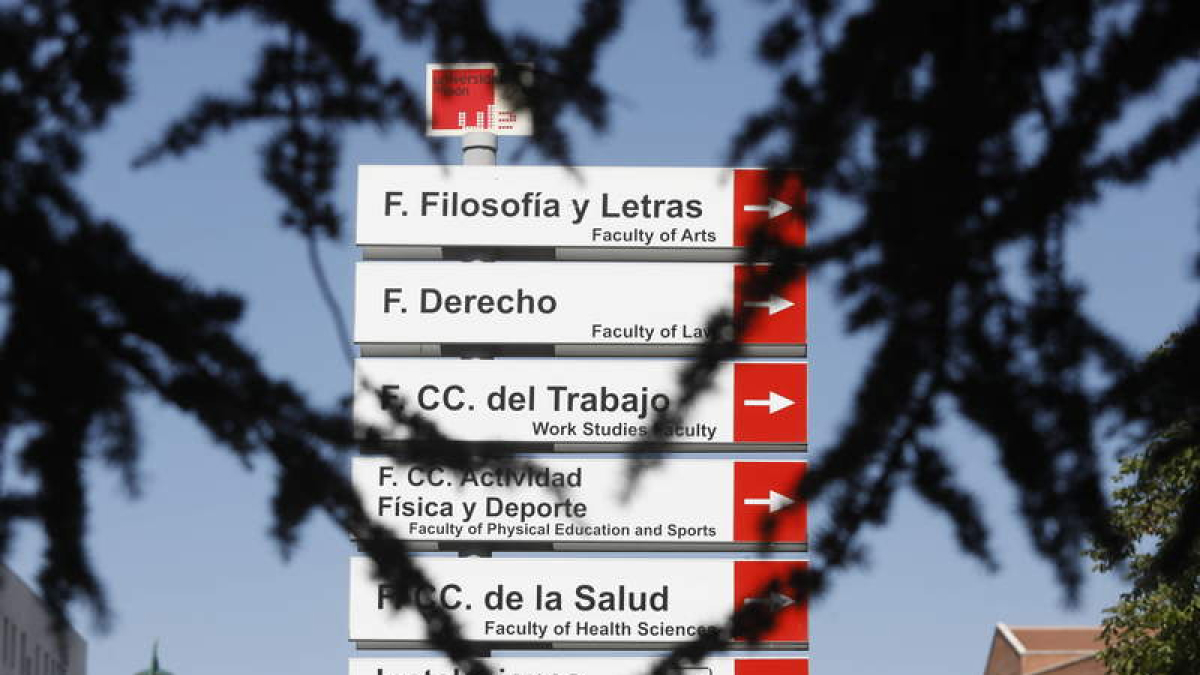 Cartel indicativo con algunas de las facultades y escuelas del Campus de Vegazana. MARCIANO PÉREZ