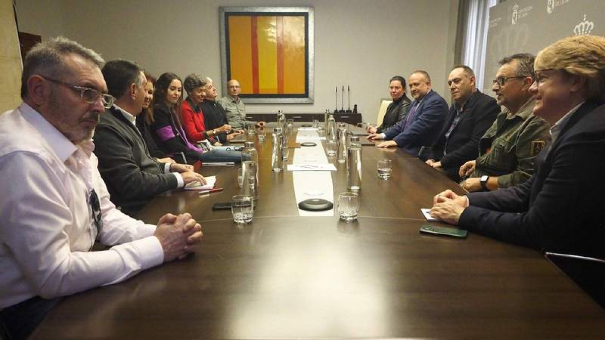 Un momento de la reunión de ayer entre la Diputación y Azucarera. DL