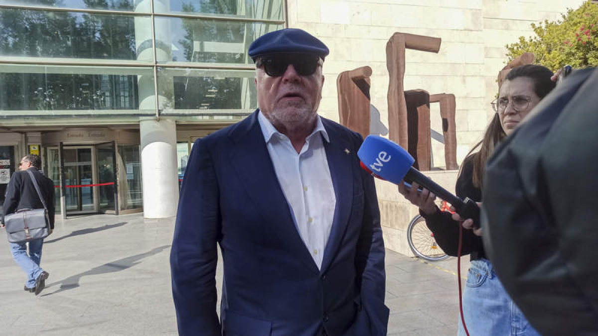El excomisario José Manuel Villarejo a su llegada a los juzgados por el caso Erial. JORDI FERRER