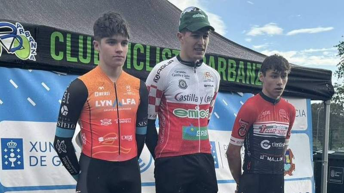 Adrián Prieto en lo más alto del podio en Boiro.  DL