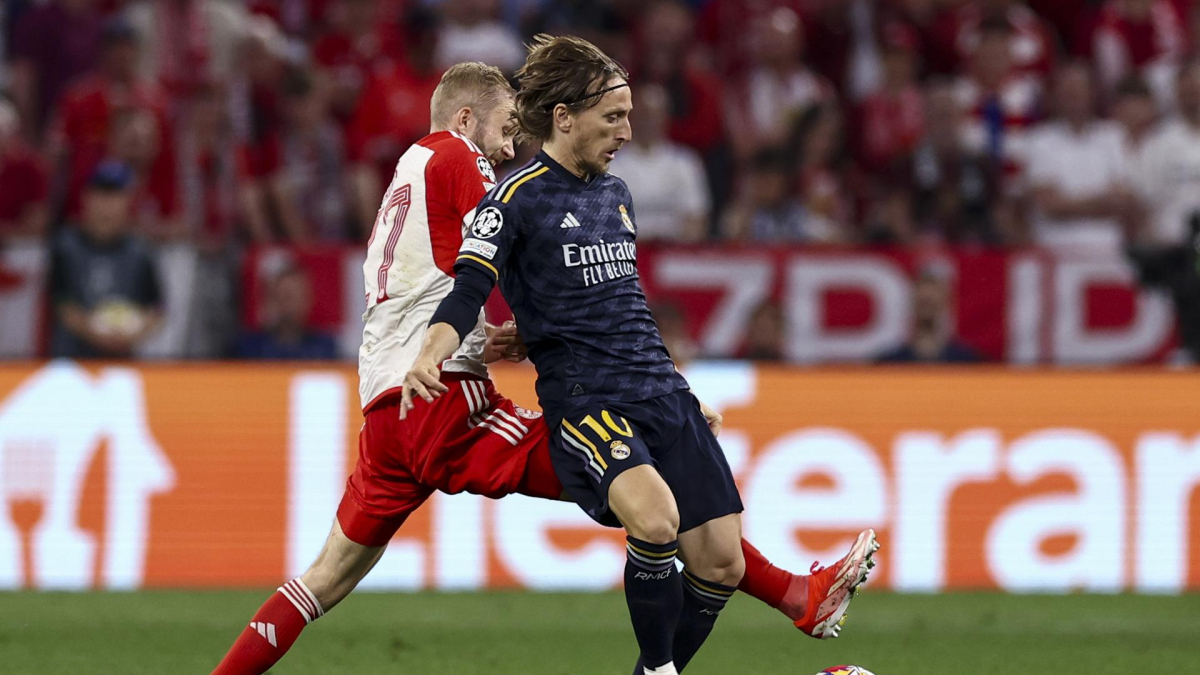 El jugador del Bayern Konrad Laimer (I) en acció ante Luka Modric durante el partido de ida de semifinales de la UEFA Champions League que han jugado Bayern Munich y Real Madrid en Múnich, Alemania.EFE/EPA/ANNA SZILAGYI