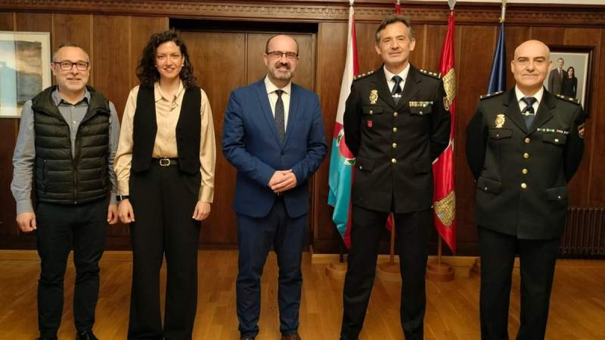 Imagen de la visita al Ayuntamiento del nuevo comisario.