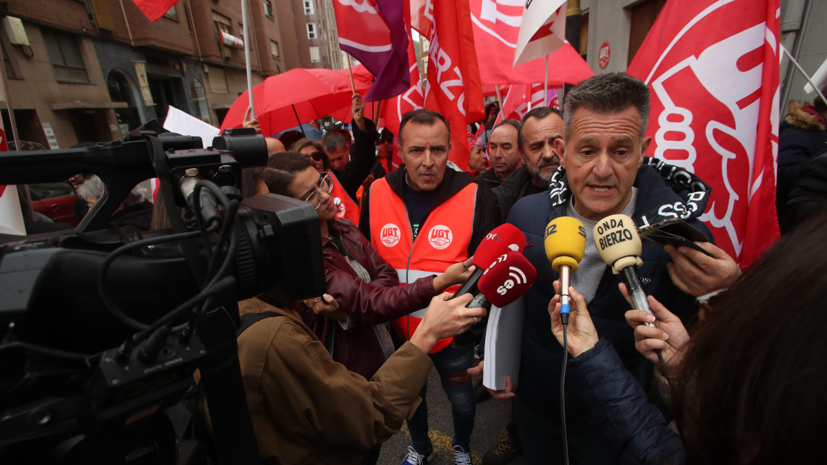 El director comercial de Tvitec, Alberto Sutil, junto a los líderes sindicales, a la salida de la manifestación