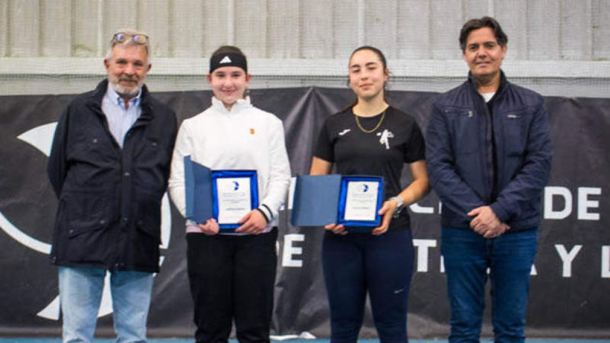 Alexia Brime, a la derecha de azul, con su diploma. DL