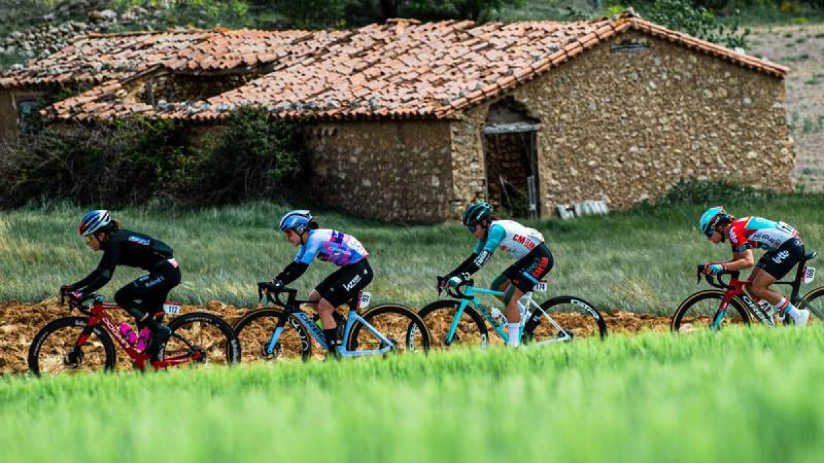 Ariana Gilabert (174) finalizó la etapa en el tercer grupo junto a su compañera de equipo, Daniela Campos. ARITZ ARAMBARRI (ZIKLIX FOTO)