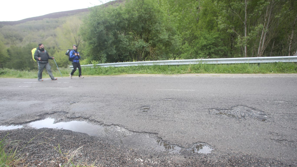 Carretera entre Ambasmestas y Ruitelán, en Vega de Valcarce