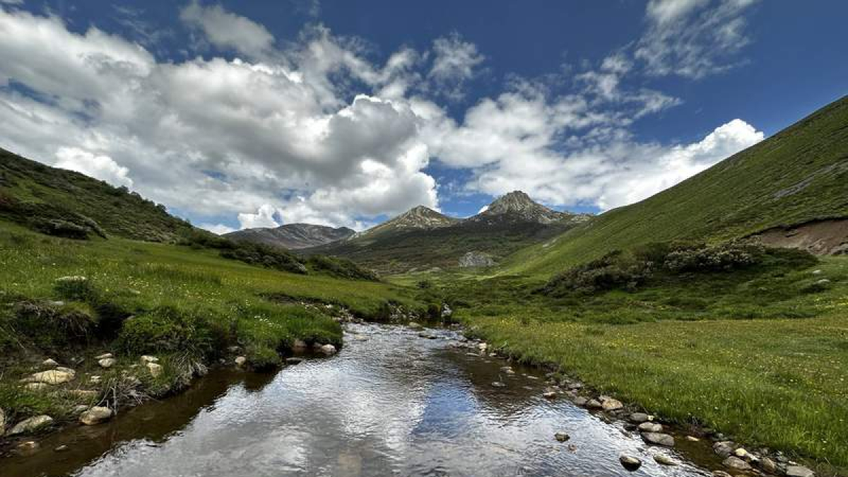 Los doce pueblos que componen el municipio de Valdeluguero están rodeados por una naturaleza siempre espectacular, donde suceden vegas de verde original, en los que predomina la ganadería extensiva. Su paisaje excepcional incluye el pico del Huevo de Faro, de 2.156 metros, sobre una gran zona glacial, Vegarada, nombre del puerto que une León con Asturias. Junto al cauce del Curueño discurría la calzada romana, hoy una excelente ruta de senderismo en la que disfrutar de bellas lagunas.