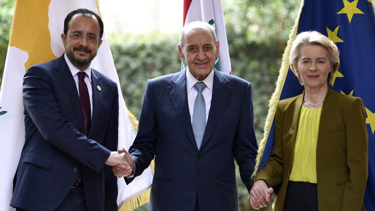 Von der Leyen junto al primer ministro de Líbano.  WAEL HAMZEH