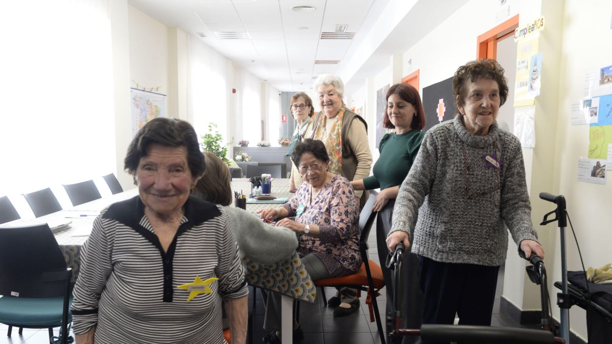 El centro trabaja con dos ejes principales centrados en la promoción, desarrollo y difusión de conocimientos, experiencias innovadoras y métodos de atención a personas mayores en riesgo de dependencia.