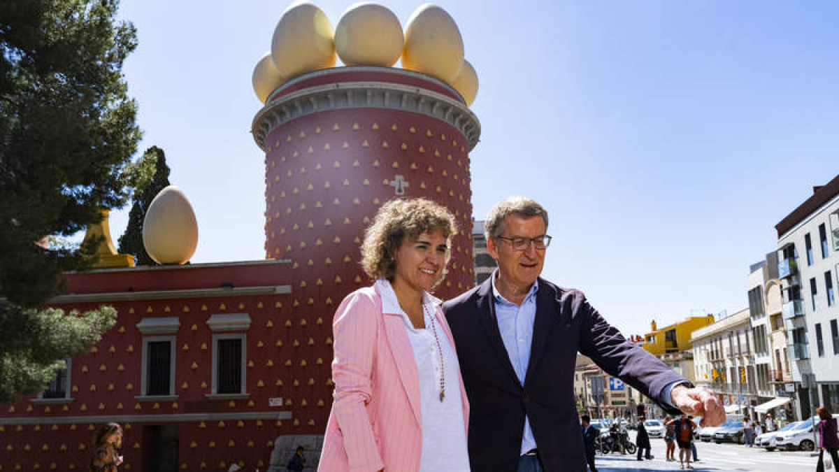 Alberto Núñez Feijóo, ayer, en Figueras, con la candidato al Parlamento Europeo, Dolors Montserrat. SIU WIU