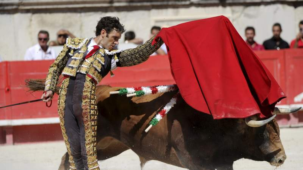 José Tomás, toreando en Nimes, en Francia, en 2012. YOAN VALAT