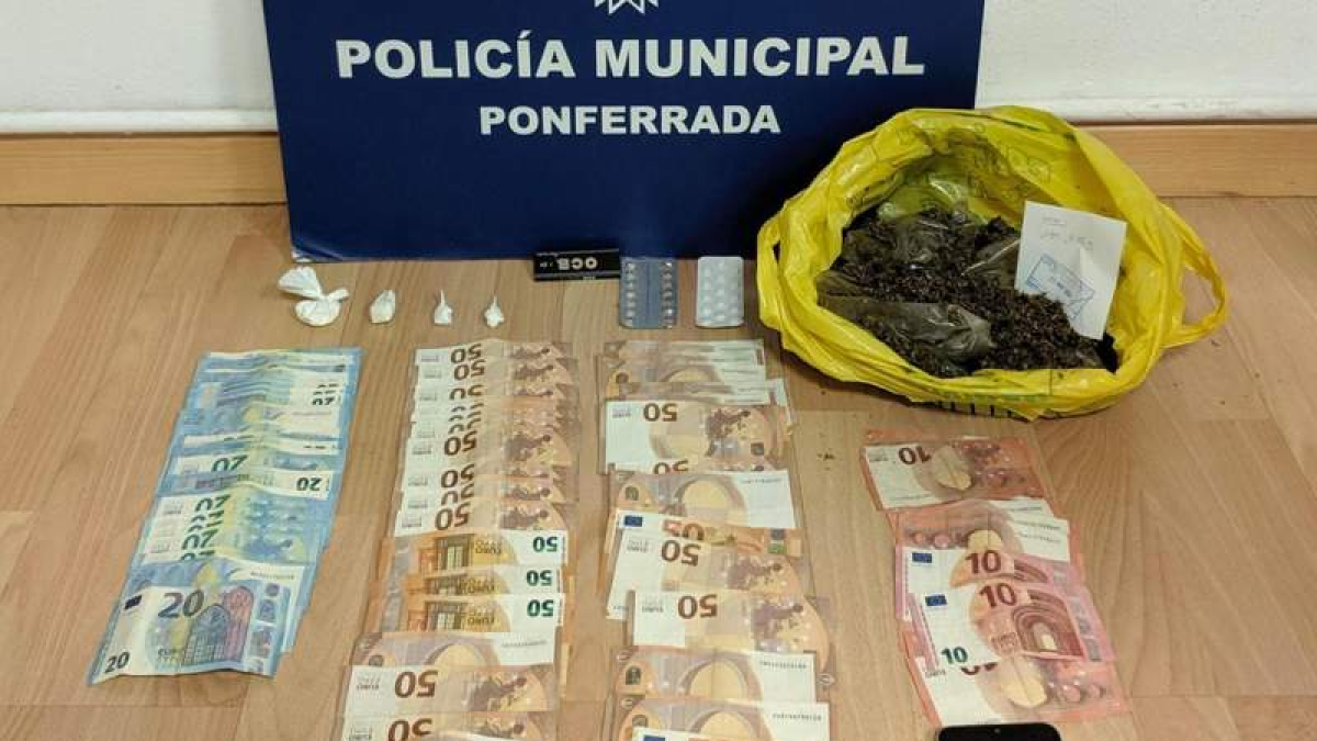 Imagen de la droga incautada al detenido.  DL