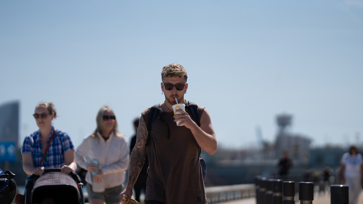 Un hombre en el paseo marítimo de la playa del Bogatell, a 15 de abril de 2024, en Barcelona, Catalunya (España).
