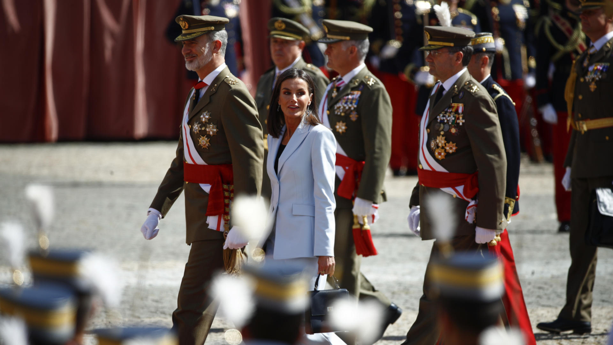 Los reyes Felipe y Letizia llegan a la jura de bandera de Felipe VI por el 40 aniversario de su promoción del Ejército de Tierra, de la que la princesa Leonor es testigo al estar formada en el patio de armas con los otros cadetes de su curso, este sábado en la Academia General Militar (AGM) de Zaragoza. EFE/ Javier Cebollada