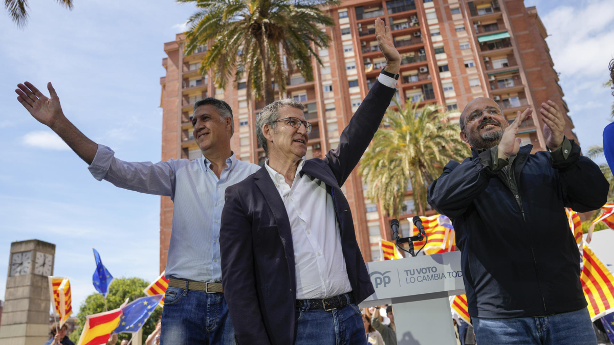 El presidente del PP, Alberto Núñez Feijóo (c) junto al alcalde de Badalona, Xavier Garcia Albiol, acomañan al candidato a la presidencia de la Generalitat Alejandro Fernández (d) en un mitin-butifarrada este sábado en Badalona. EFE/Enric Fontcuberta